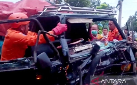 Kantor SAR Banyuwangi bantu polisi evakuasi korban kecelakaan terjepit