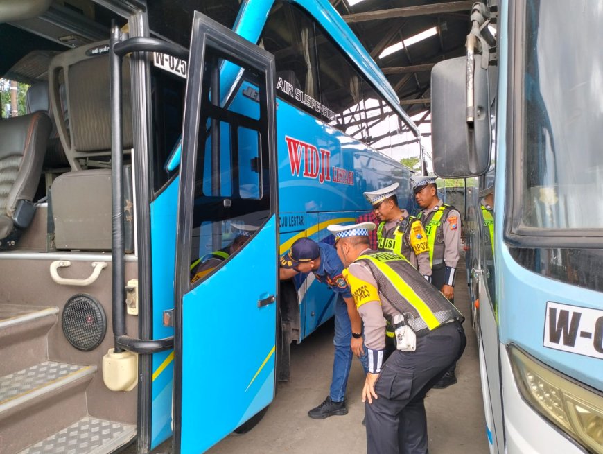 Untuk Keselamatan, Polres Lamongan Ramp Check Bus Pariwisata Jelang Harlah NU