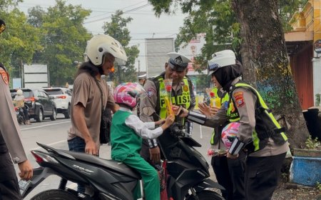 Operasi Keselamatan Semeru Polres Ponorogo Beri Hadiah Helm dan Cokelat Pengendara Tertib