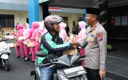 Polres Tulungagung Berbagi Takjil Tebar Kebaikan di Bulan Ramadhan