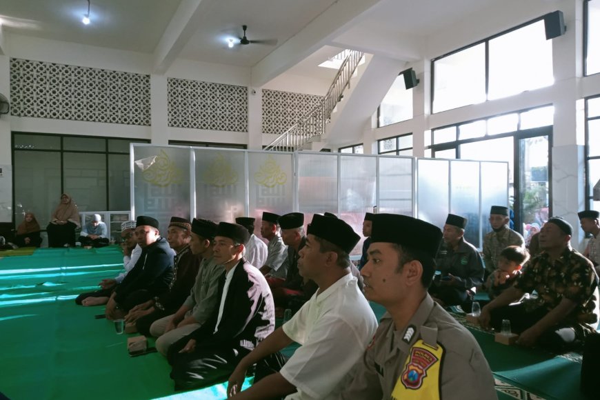Sinergi Ulama dan Umara, Polsek Kebonsari Polres Madiun Kawal Pengajian Ahad Pon dan Bazar Murah di Ponpes Mr. Bob