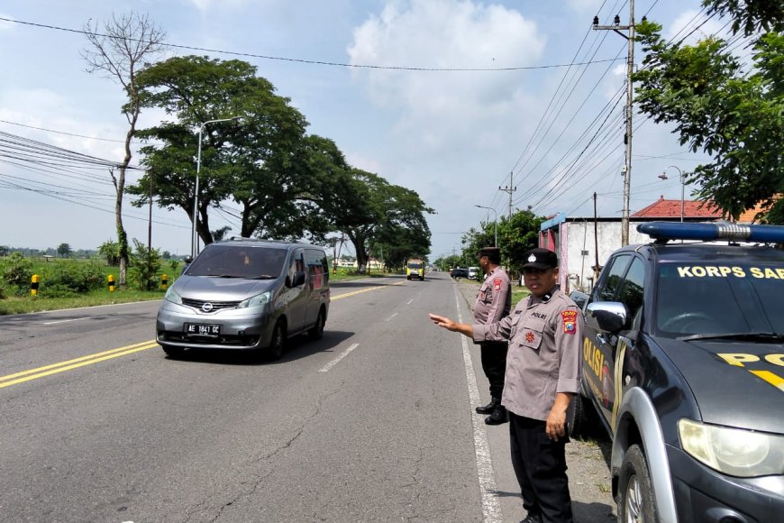 Tingkatkan Keamanan dan Tertib Lalu Lintas, Polsek Balerejo Gelar Patroli Strong Point