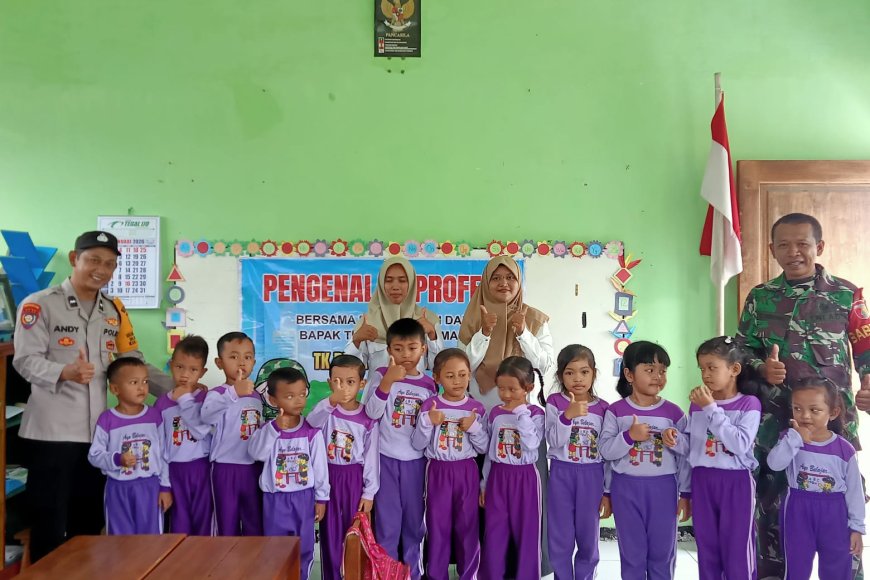 Ubah Rasa Takut Jadi Kagum, Bhabinkamtibmas Polsek Nglames Kenalkan Profesi Polri pada Siswa TK dan SD di Dusun Ngampel