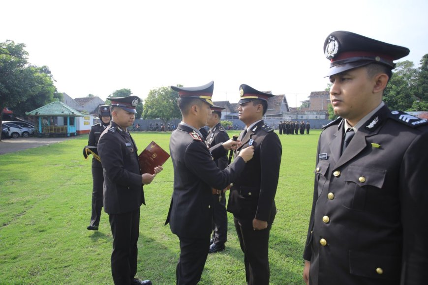 80 Personel Polres Madiun Terima Tanda Kehormatan Satya Lencana Pengabdian