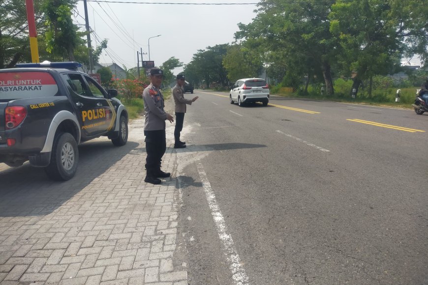 Cegah Kriminalitas dan Laka Lantas, Polsek Balerejo Gelar Patroli Strong Point di Jalur Utama