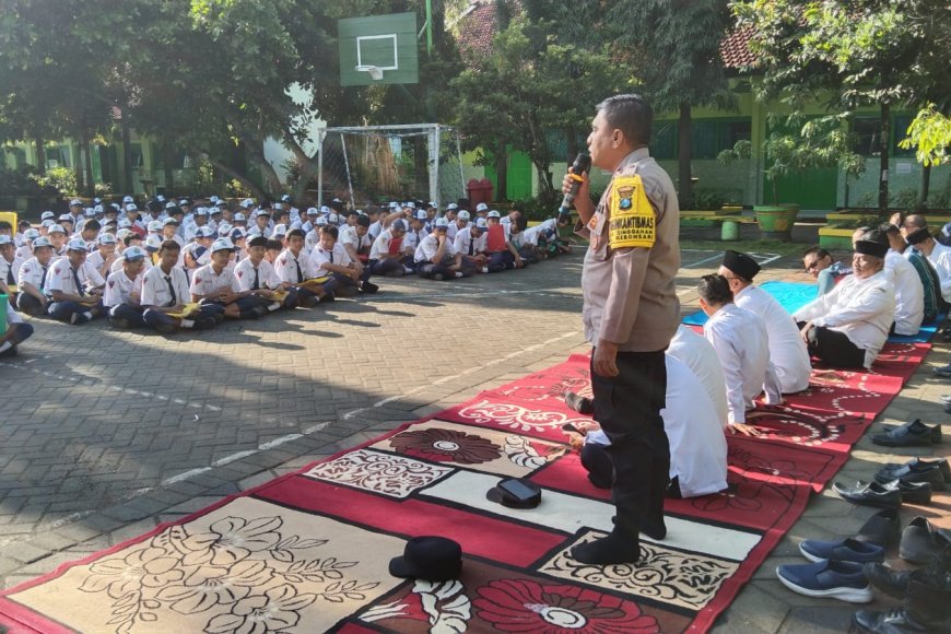 Gencarkan Ops Keselamatan Semeru 2026, Polsek Kebonsari Edukasi Ribuan Siswa MTsN 2 Madiun Tentang Bahaya Knalpot Brong dan Bullying