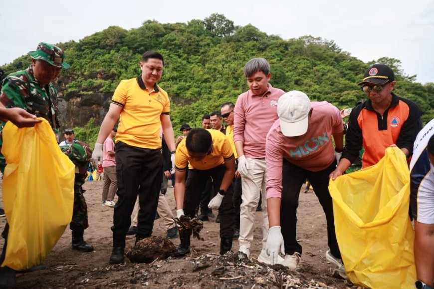 Polres Jember Laksanakan Gerakan Indonesia Asri Bersihkan Pantai Watu Ulo