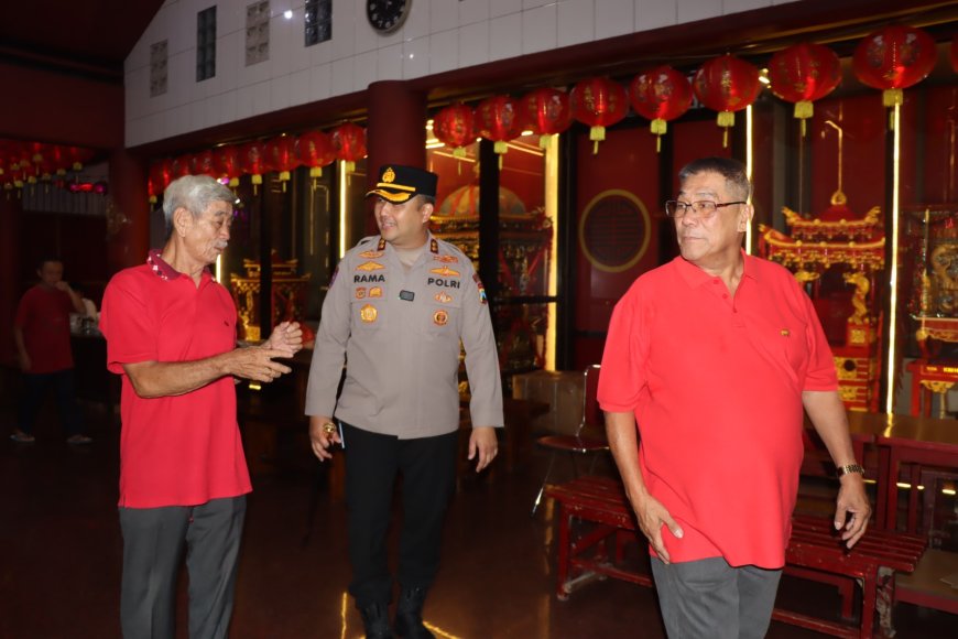 Pastikan Imlek Kondusif, Kapolres Gresik Tinjau Pengamanan di Klenteng Kim Hin Kiong