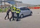 Respons Cepat Polantas Gresik Bantu Kendaraan Pemudik Mogok di Sembayat