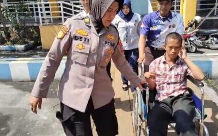 Sigapnya Polwan Polresta Sidoarjo Bantu Disabilitas di Terminal Purabaya saat Arus Balik