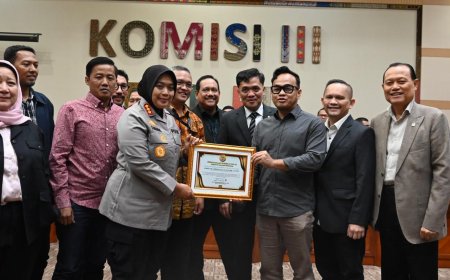 Komisi III DPR RI Beri Penghargaan ke Kapolres Metro Bekasi atas keberhasilan mengawal konflik antara Warga dengan Pengembang secara damai.