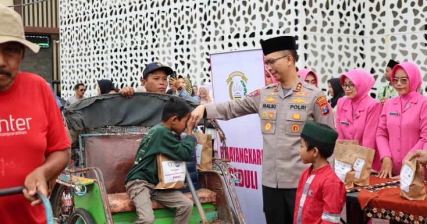 Polres Trenggalek dan Bhayangkari Berbagi Ratusan Menu Buka Puasa Gratis