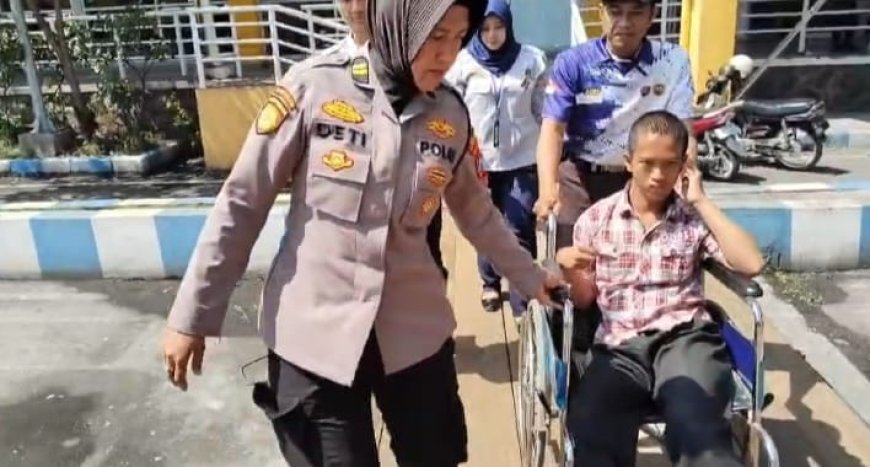Sigapnya Polwan Polresta Sidoarjo Bantu Disabilitas di Terminal Purabaya saat Arus Balik