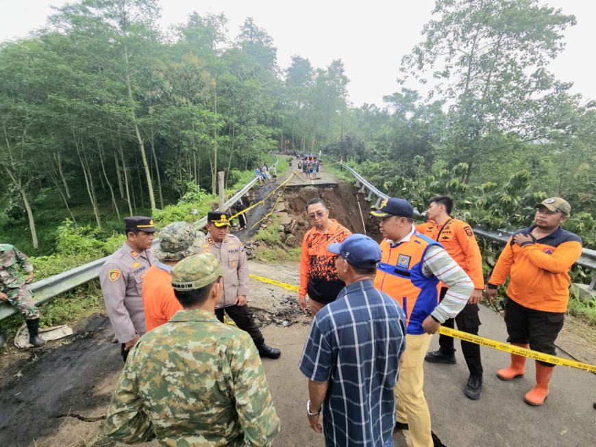 Polres Probolinggo Beri Bantuan Pipa Air Bersih Pascalongsor di Lumbang