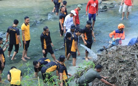 Gerakan Indonesia ASRI : Polres Ngawi Bersihkan Aliran Sungai di Jembatan Purba