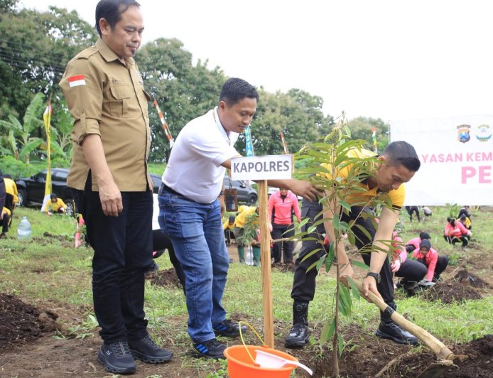 Hari Bumi, Polres Madiun Gandeng Perhutani Tanam Ribuan Bibit