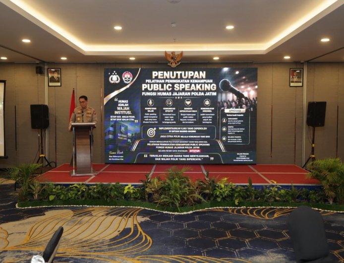 Kabid Humas Polda Jatim Tutup Pelatihan Public Speaking, Tekankan Komunikasi Jujur dan Transparan