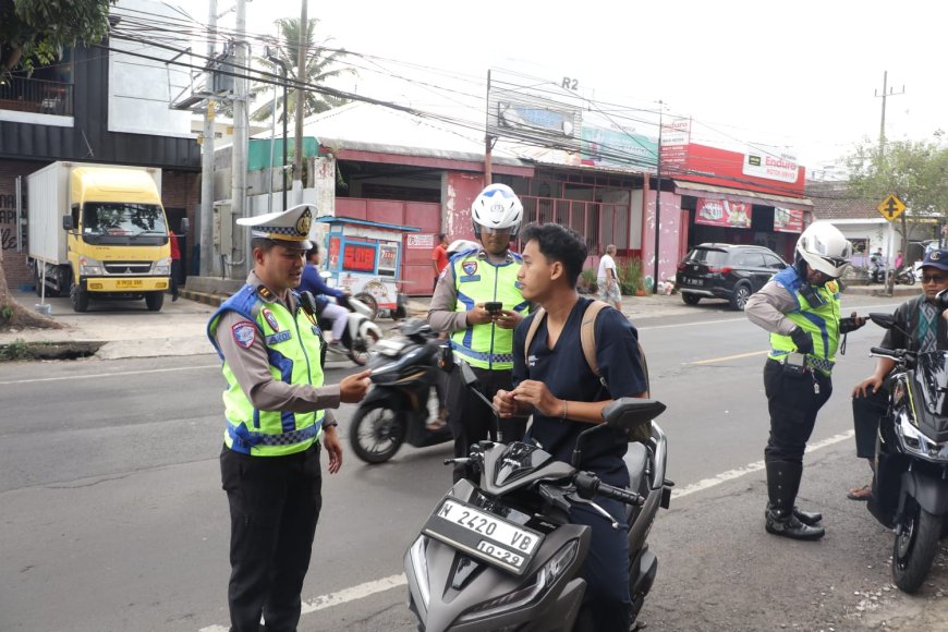 Optimalisasi Gakkum Presisi : Ditlantas Polda Jatim Gelar Operasi Dakgar Berbasis Handheld