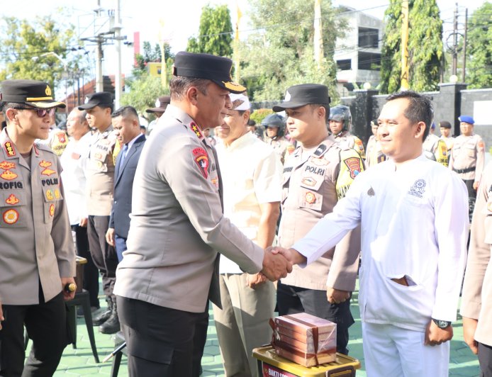 Sambut Hari Bhayangkara ke-80 Kapolda Jatim Bagikan 2.055 Kitab Suci