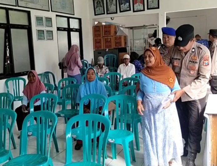 Tuai Pujian, Aksi Humanis Polsek Geneng Bantu Lansia yang Antri Terima PKH Plus di Ngawi
