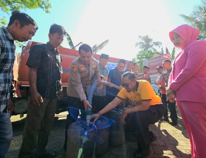 Hari Bhayangkara ke -80, Polres Probolinggo Salurkan Bantuan Alat Pertanian dan Droping 10 Ribu Liter Air Bersih di Banyuanyar