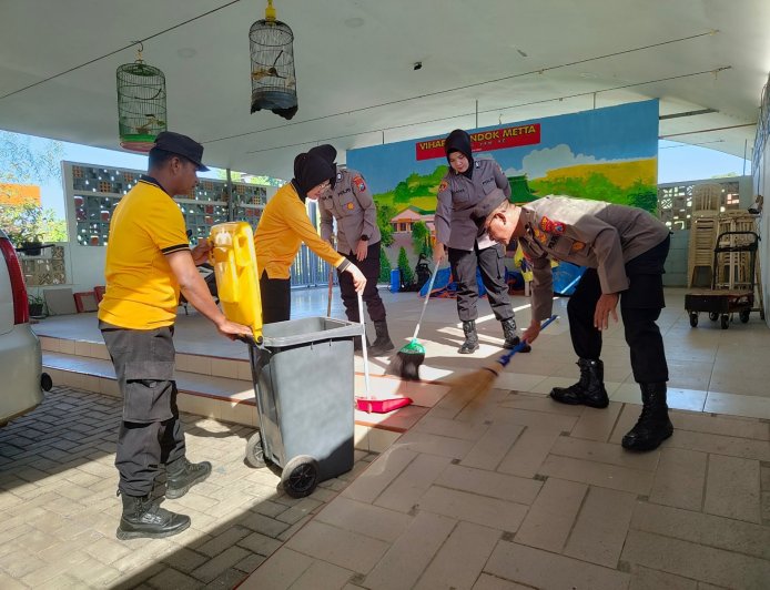 Sambut Hari Bhayangkara ke-80, Polres Malang Bersih-Bersih Vihara di Lawang