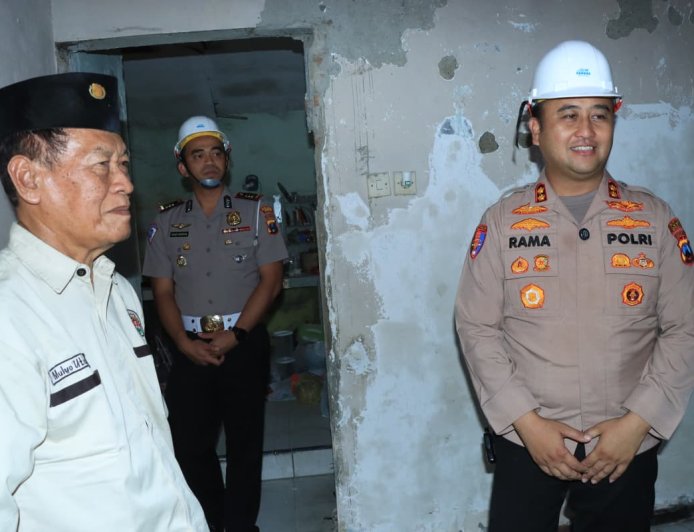 Polres Gresik Bedah Rumah Purnawirawan Polri di Driyorejo, Kado Hari Bhayangkara ke - 80