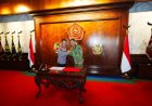 Kapolri Perkuat Soliditas TNI-Polri Lewat Silaturahmi dengan Panglima TNI di Mabes TNI