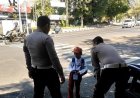 Diantar Polisi, Bocah SD di Gresik yang Tersesat Jalan Pulang Akhirnya Bertemu Orang Tuanya