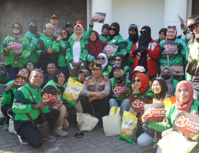 Polrestabes Surabaya Salurkan Paket Sembako untuk Warga di Hari Bhayangkara ke - 80