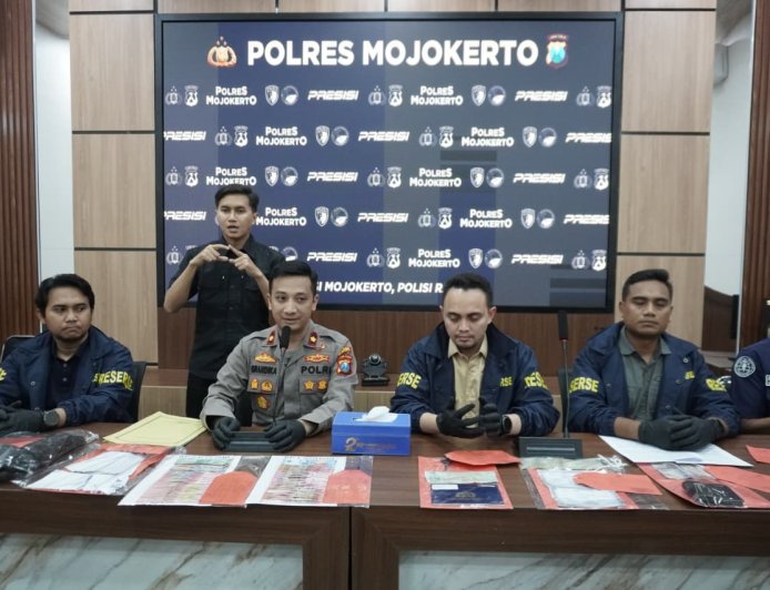 Polres Mojokerto Ungkap Kasus Penipuan Modus Uang Gaib, Dua Tersangka Diamankan di  Malang