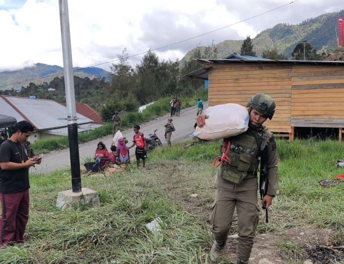 Bantuan Presiden RI Disalurkan kepada Pengungsi Agisiga, Satgas Ops Damai Cartenz Gelar Trauma Healing di Intan Jaya