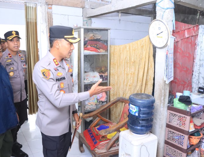 Hari Bhayangkara ke - 80 Polres Ngawi Bedah Dua Rumah Jadi Layak Huni, Hadirkan Senyum dan Harapan Warga