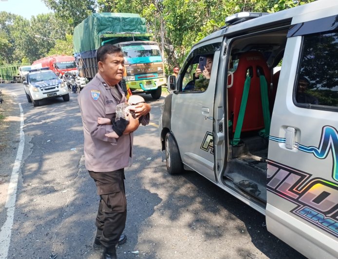 Tuai Pujian Warganet, Aksi Heroik Bhabinkamtibmas Polsek Bagor Selamatkan Bayi Korban Kecelakaan Bus di Nganjuk