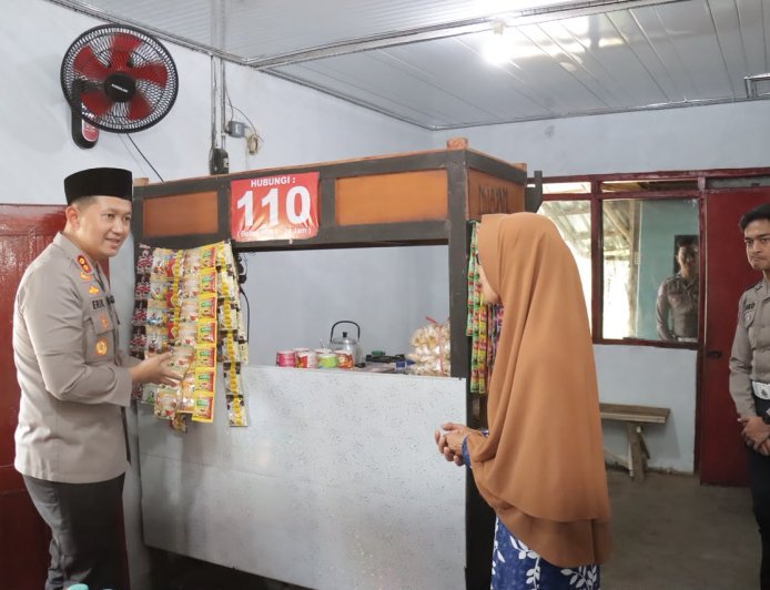 Dukung UMKM, Polres Magetan Renovasi Warung Bu Tiyem di Hari Bhayangkara ke - 80