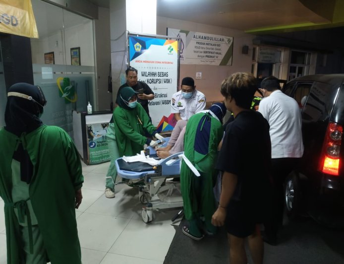Aksi Heroik Satlantas Polres Gresik Selamatkan Wanita yang Hendak Melahirkan