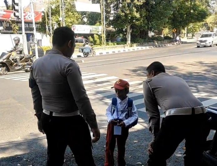 Diantar Polisi, Bocah SD di Gresik yang Tersesat Jalan Pulang Akhirnya Bertemu Orang Tuanya
