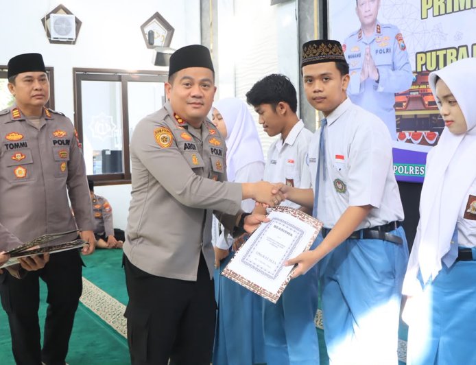 Kapolres Jombang Serahkan Beasiswa kepada Putra-Putri Pegawai Negeri Pada Polri Berprestasi