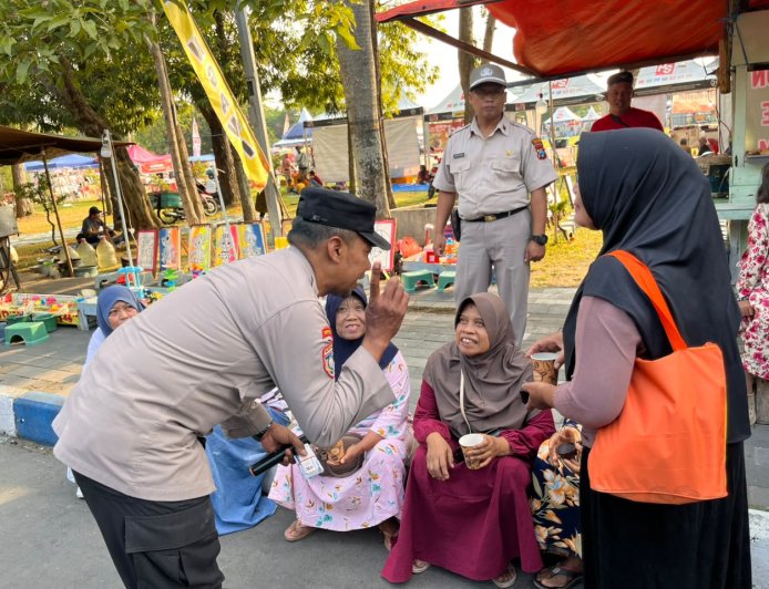 Pojok Kamtibmas Polres Ngawi Hadir di Pasar Krompol Ajak Warga Jaga Kamtibmas