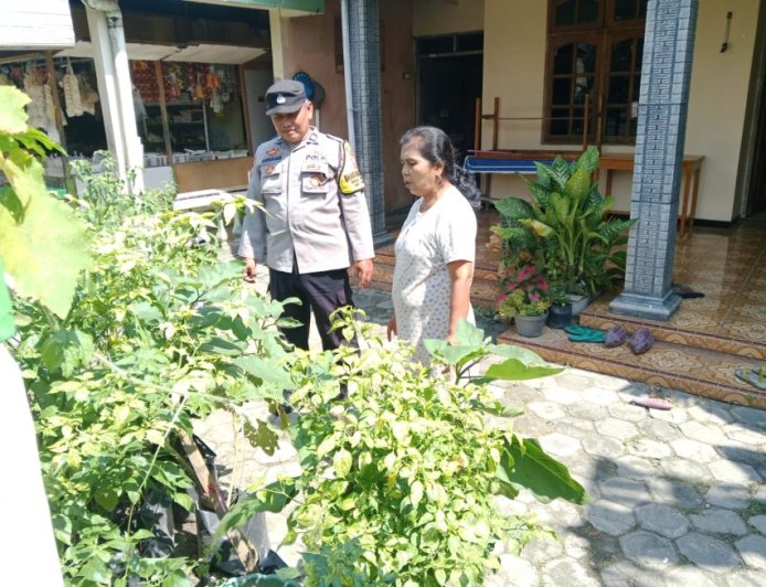 Bhabinkamtibmas Polres Madiun Sambangi Lahan Pertanian Warga, Dukung Ketahanan Pangan Nasional